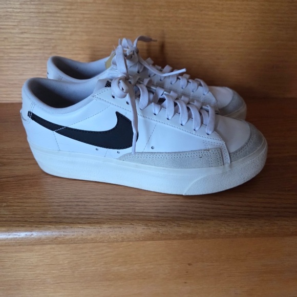 Womens Nike Sneakers Size 7 - Picture 4 of 7